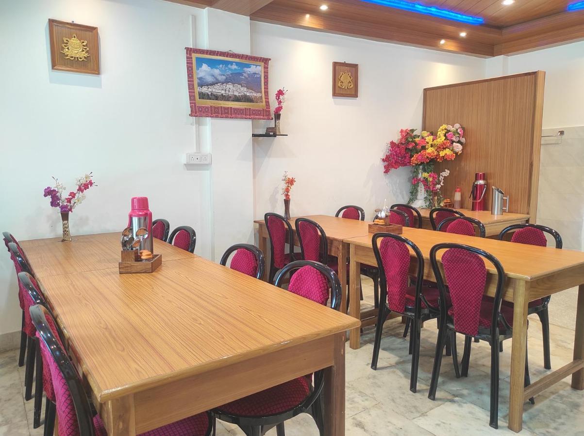 Hotel Tawang Regency Esterno foto