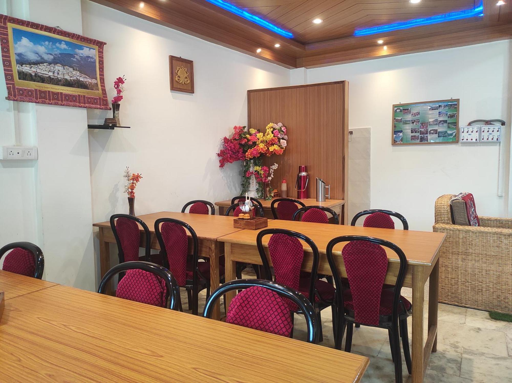 Hotel Tawang Regency Esterno foto