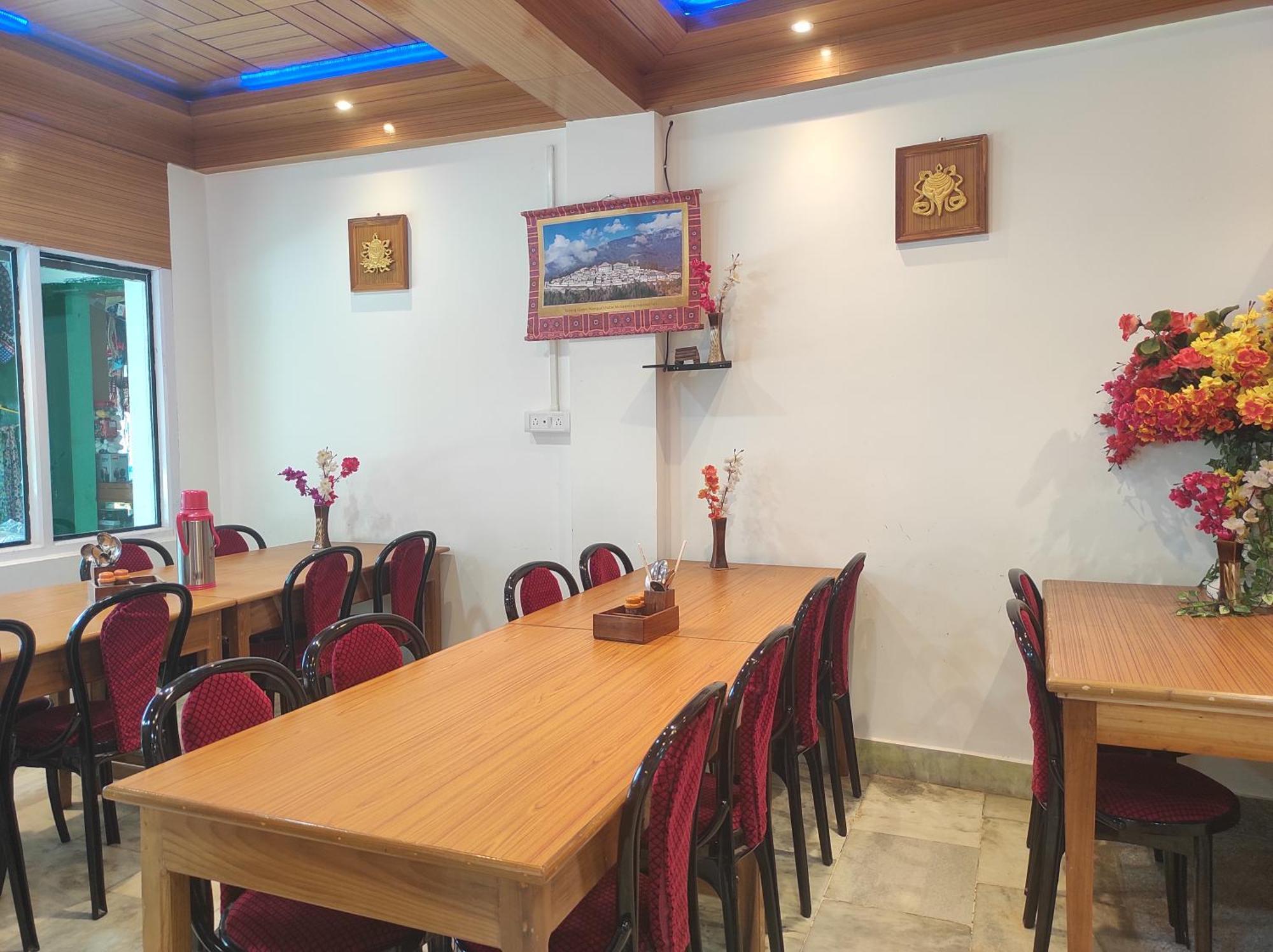 Hotel Tawang Regency Esterno foto